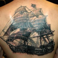Tatuaje en la espalda, barco pirata grande