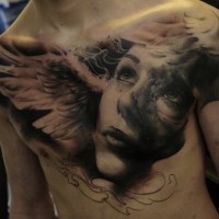 Tatuaje en el pecho, 
ángel triste