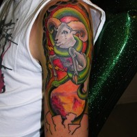 Tatuaje en el brazo,
ovis blanco y abstracción abigarrada