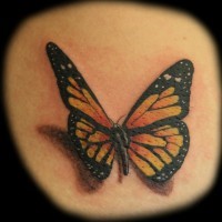 Tatuaje en el hombro, mariposa amarilla volumétrica