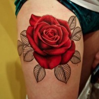 Großes üppiges rotes Rose Tattoo am Bein