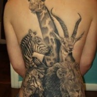 Tatuaje de animales sabanas en la espalda