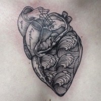 Tatuaje  de corazón con ondas y manos en él