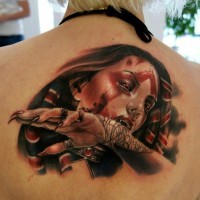 incredibile  vampira tatuaggio su schiena da Moni Marino