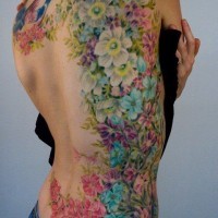 Großartige wunderschöne farbige Blumen Tattoo an Rippen