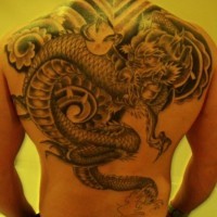 Tatuaje en la espalda, dragón que cogió la bola