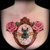 Grüner Käfer auf einem Spiegel mit Rosen Tattoo an der Brust