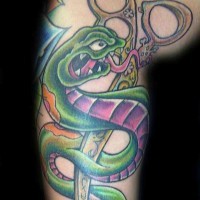 Grüne Schlange und Schere Tattoo