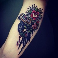 Sensenmann und Blume Tattoo am Arm