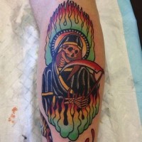 Tatuaggio colorato sul braccio Madama Morte nel fuoco