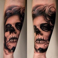 Tatuaggio sul braccio la ragazza in stile di Santa Morte con lo sguardo fosco
