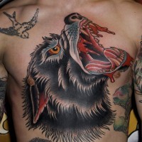 Tatuaje en el pecho, lobo con la boca sangrienta