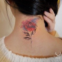 Metade colorida bonita olhando p [pintado por Zihwa tatuagem de rosa