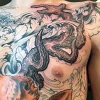 Halbfarbiges Tattoo an ganzer Brust im japanischen Stil