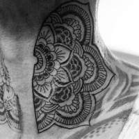 Die Hälfte der fabelhaften  schwarzen Blume Hals Tattoo