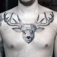 Die Hälfte geometrische Hälfte Gravur Stil schwarzes Brust Tattoo von Hirschkopf mit Hörnern