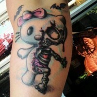 Tatuaje en el brazo,
mitad hello kitty mitad esqueleto