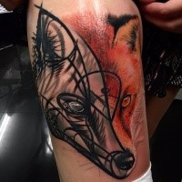 Die Hälfte realistischer Hälfte geometrischer Kopf Tattoo mit natürlich gefärbtem Fuchs
