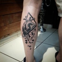 Tatuaggio mezzo realistico metà gamba stile geometrico del cuore umano con figure