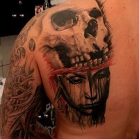 Tatuaje  de cráneo con chica en la espalda