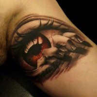 Tatuaje en el brazo de una mano saliendo de un ojo.