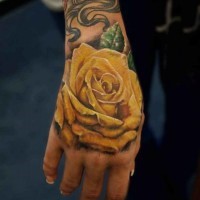 Tatuaje en la mano,  rosa amarilla realista