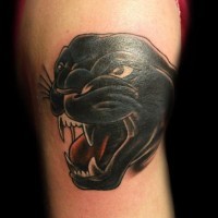 Tatuaggio colorato sul braccio la pantera con la bocca spalancata