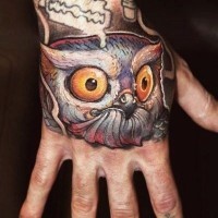 Tatuaggio colorato sulla mano il gufo grande