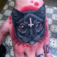 Tatuaje en la mano, gato negro con cruz en la frente