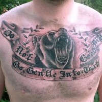 testa di orso muso aperto tatuaggio sul petto