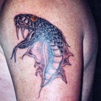 Kopf einer Schlange reißt die Haut Tattoo