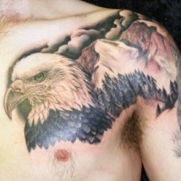 Tatuaje en el hombro y pecho, cabeza de águila y montañas