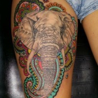 Kopf eines Elefanten mit Patchwork Tattoo am Oberschenkel für Frauen
