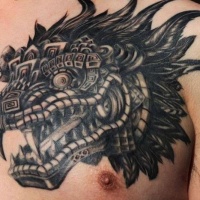 Tatuaje en el pecho,  cabeza de quetzalcóatl de piedra