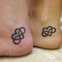 cuore infinito d'amicizia tatuaggio su due talloni