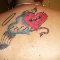 Tatuaje en la espalda,
corazones de ángel y demonio