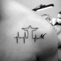 Tatuaje en el hombro, latido cardíaco con Jesús