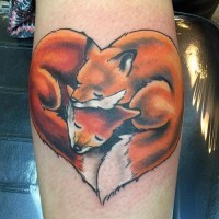 Tatuaje en el antebrazo, pareja de zorros tiernos que forman un corazón