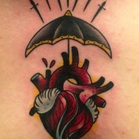 Tatuaje en el pecho, corazón y paraguas como escudo y siete puñales