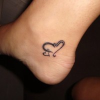 semplice a forma di cuore tatuaggio su caviglia