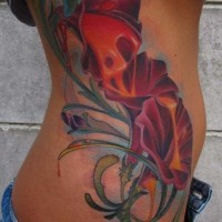 Tatuaje en el costado, flores suaves grandes