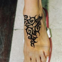 Tatuaje tribal para pie, tinta negra
