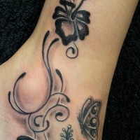 fiori ibisco con farfalla tatuaggio sul piedi