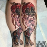 Tatuaje en la pierna,
mano de bruja con cráneo en forma de manzana