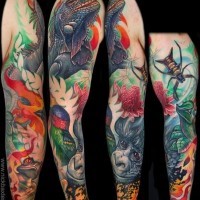 Vergnügtes mehrfarbiges Ärmel Tattoo mit verschiedenen Dschungeltieren und Blumen