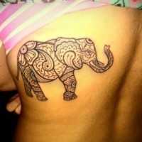 Tatuaje en la espalda,
elefante en patrón precioso, estilo hindú