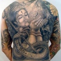 Hinduistisches schwarzes Tattoo am ganzen Rücken der Frau Göttin mit dem menschlichen Schädel und Schlange