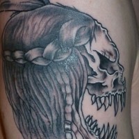 Tatuaje en el hombro,  cráneo horroroso de un demonio