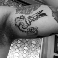Hausgemachtes schwarzes Gedenk Arm Tattoo von gebrochenen Knochen und Hundemarke