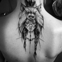 Tatuaje en la espalda alta,  mujer tribal con la piel de lobo